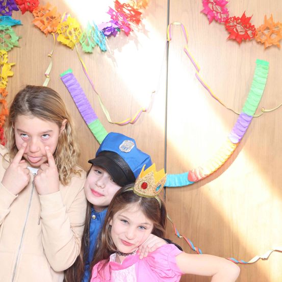 Bild enthält, People, Person, Hat, Face, Photography, Portrait, Child, Female, Girl, Balloon