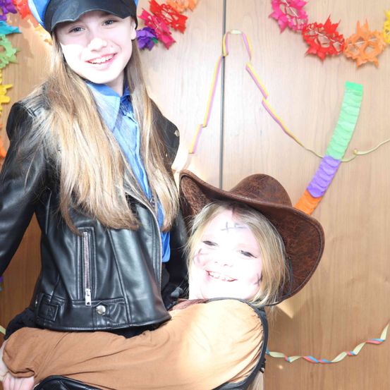 Bild enthält, Coat, Hat, Jacket, Person, Photography, Portrait, Costume, Cap, Adult, Woman