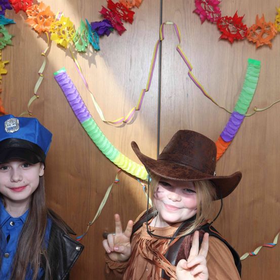 Bild enthält, Clothing, Hat, Person, Face, Head, Costume, Photography, Portrait, Cap, Coat