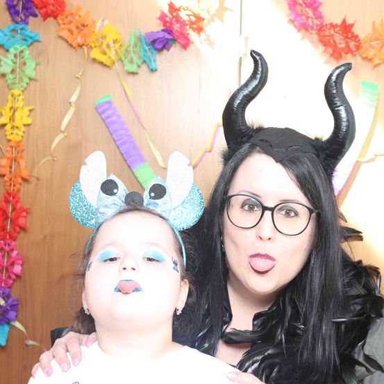 Bild enthält, Person, Photography, Portrait, Accessories, Glasses, Costume, Purple, Hat, Adult, Woman