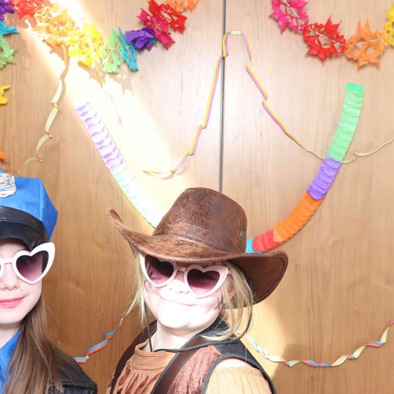 Bild enthält, Hat, Accessories, Sunglasses, Glasses, Face, Person, Photography, Portrait, Cap, Flower Arrangement