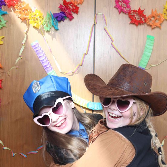 Bild enthält, Hat, Accessories, Sunglasses, Glasses, Person, Photography, Portrait, Flower Arrangement, Cap, Costume