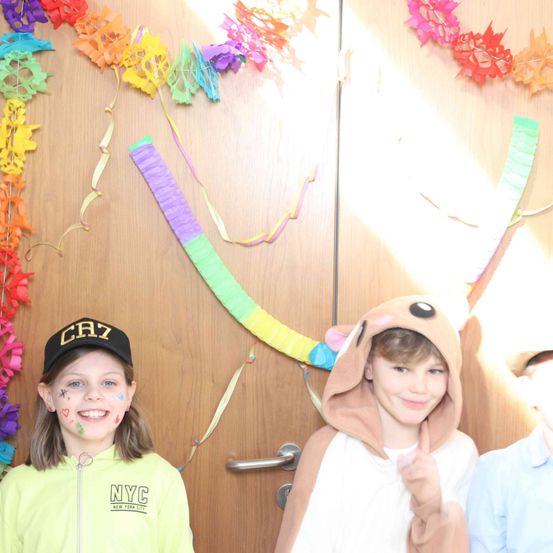 Bild enthält, Hat, Cap, Person, Photography, Portrait, Baseball Cap, T-Shirt, Adult, Male, Man