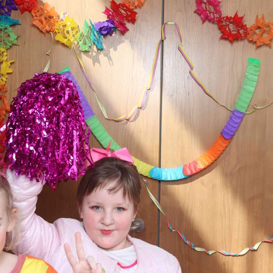Bild enthält, People, Person, Child, Female, Girl, Face, Photography, Portrait, Flower Arrangement, Hat