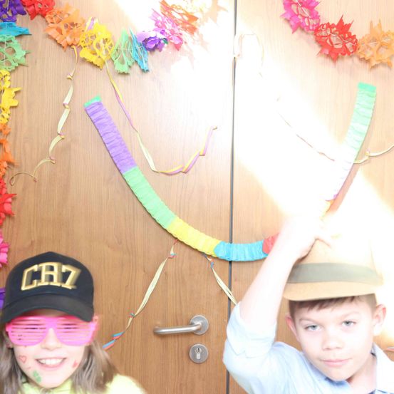 Bild enthält, Hat, Cap, Person, Photography, Portrait, Flower Arrangement, Baseball Cap, Accessories, Boy, Child