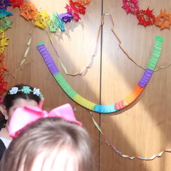 Bild enthält, Flower, Flower Arrangement, Adult, Female, Person, Woman, Accessories, Paper, Necklace, Ornament