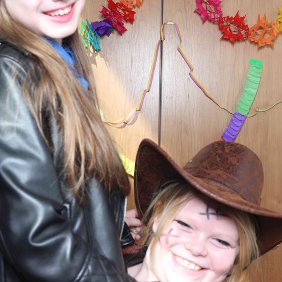 Bild enthält, Hat, Coat, Jacket, Face, Person, Photography, Portrait, Flower, Accessories, Costume