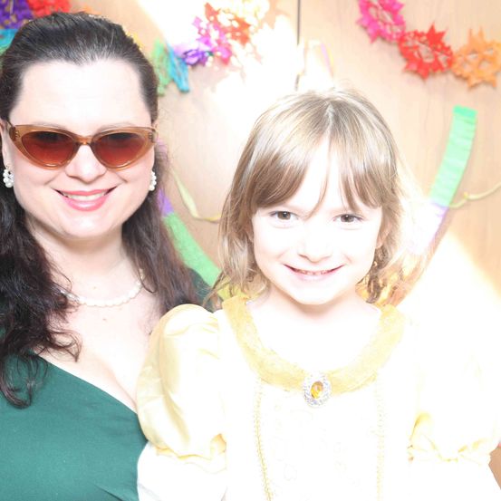 Bild enthält, Accessories, Sunglasses, Person, Photography, Portrait, Glasses, Blouse, Necklace, People, Woman