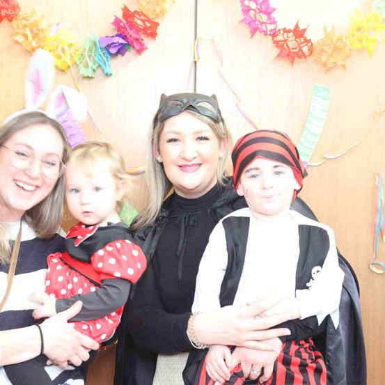 Bild enthält, People, Person, Photography, Portrait, Hat, Adult, Female, Woman, Costume, Baby