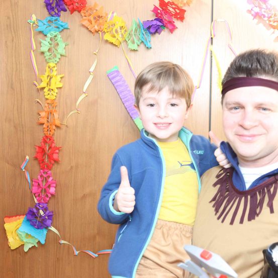 Bild enthält, Finger, Person, Photography, Portrait, T-Shirt, Boy, Child, Male, Adult, Man