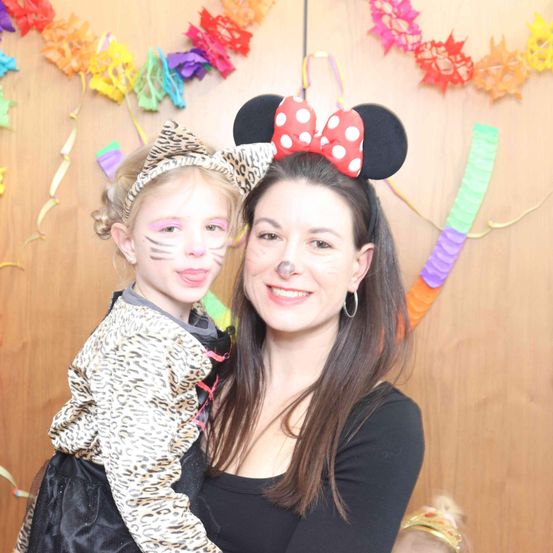 Bild enthält, Person, Photography, Portrait, People, Hat, Child, Female, Girl, Flower Arrangement, Accessories