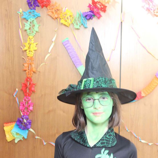 Bild enthält, Hat, Face, Person, Photography, Portrait, Adult, Female, Woman, Purple, Costume