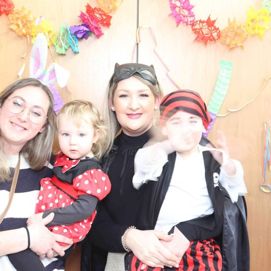 Bild enthält, People, Person, Hat, Adult, Female, Woman, Photography, Portrait, Glasses, Baby