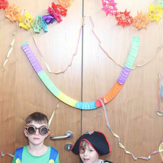 Bild enthält, Hat, Accessories, Flower Arrangement, People, Person, Portrait, Glasses, Cap, Sunglasses, Necklace