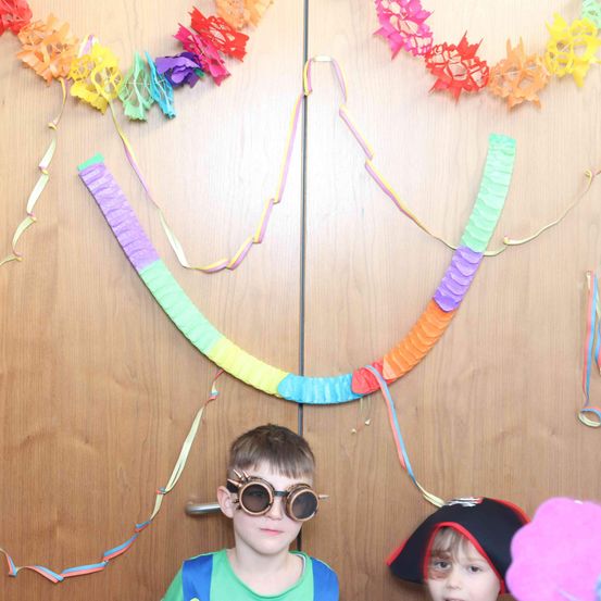 Bild enthält, Accessories, Flower Arrangement, Hat, Glasses, People, Person, Portrait, Boy, Male, Teen