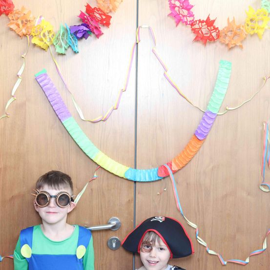 Bild enthält, Flower, Flower Arrangement, Accessories, People, Person, Hat, Portrait, Glasses, Necklace, Baby