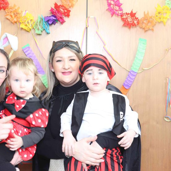 Bild enthält, People, Person, Face, Photography, Portrait, Hat, Costume, Baby, Accessories, Glasses