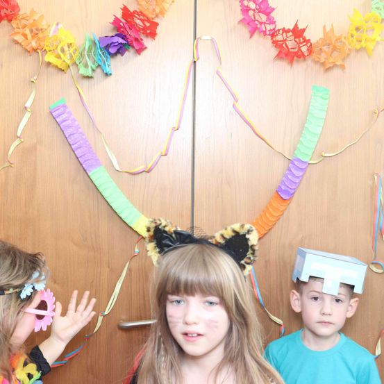 Bild enthält, Person, Photography, Portrait, People, Flower Arrangement, Accessories, Hat, Child, Female, Girl