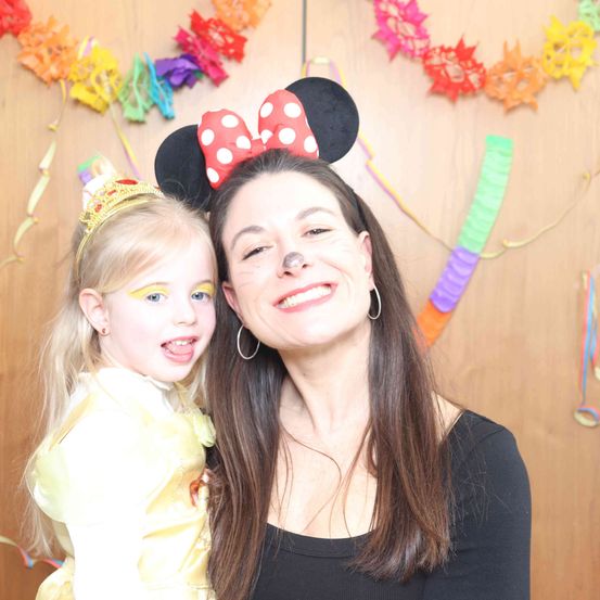 Bild enthält, People, Person, Photography, Portrait, Hat, Adult, Female, Woman, Child, Girl