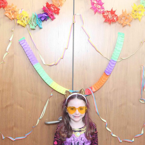 Bild enthält, Flower, Flower Arrangement, Accessories, Sunglasses, Child, Female, Girl, Person, Glasses, Portrait
