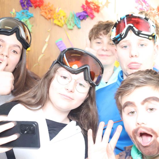 Bild enthält, Accessories, Goggles, Glasses, Person, Photography, Portrait, Sunglasses, People, Finger, Man