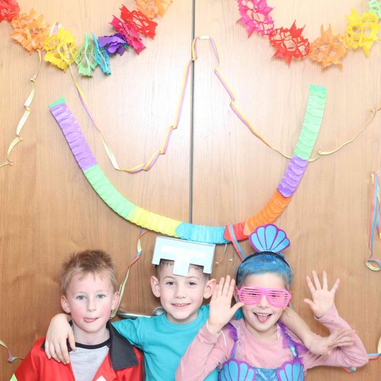 Bild enthält, People, Person, Face, Photography, Portrait, Flower Arrangement, Baby, Boy, Child, Male