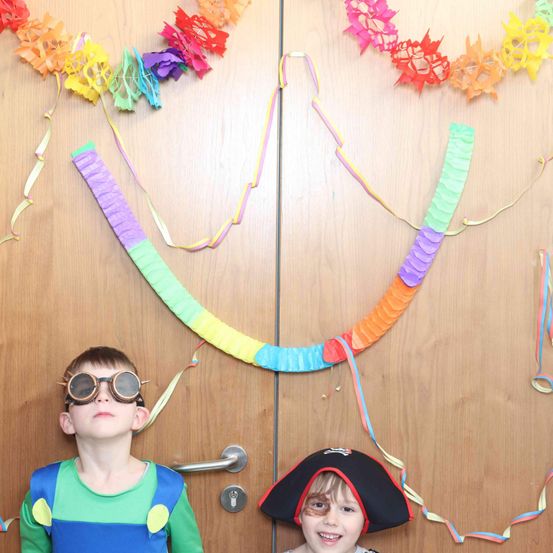 Bild enthält, Flower, Flower Arrangement, Accessories, Person, Portrait, Glasses, People, Hat, Sunglasses, Necklace