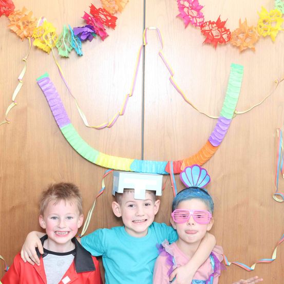 Bild enthält, People, Person, Face, Photography, Portrait, Hat, Boy, Child, Male, Flower Arrangement