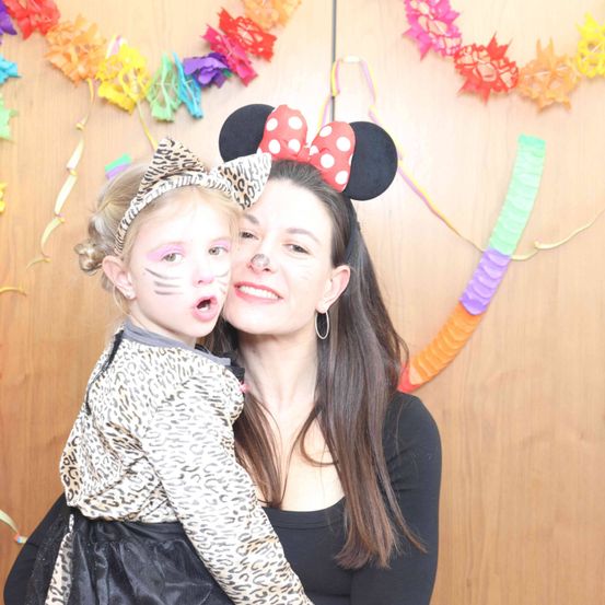 Bild enthält, Person, Photography, Portrait, People, Accessories, Flower Arrangement, Child, Female, Girl, Jewelry