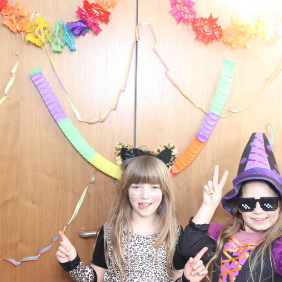 Bild enthält, Hat, Costume, Person, Purple, Portrait, Flower Arrangement, Accessories, Child, Female, Girl