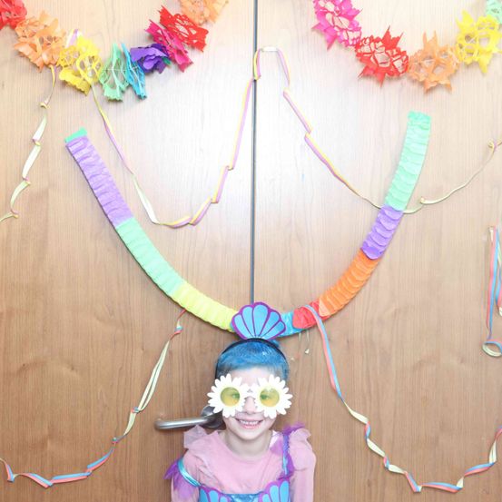 Bild enthält, Flower, Flower Arrangement, Accessories, Baby, Person, Necklace, Face, Ornament, Art, Handicraft