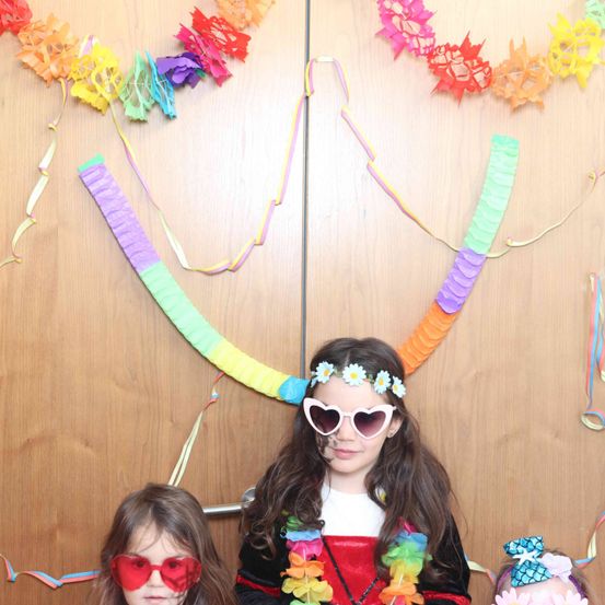 Bild enthält, Flower, Flower Arrangement, Accessories, Sunglasses, Glasses, Person, Photography, Portrait, People, Ornament