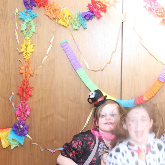 Bild enthält, People, Person, Face, Portrait, Necklace, Flower Arrangement, Child, Female, Girl, Purple