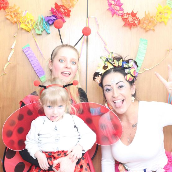 Bild enthält, Person, Photography, Portrait, People, Flower Arrangement, Costume, Hat, Child, Female, Girl