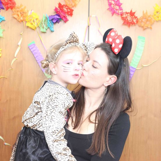 Bild enthält, Person, Photography, Portrait, Flower Arrangement, Accessories, People, Hat, Child, Female, Girl
