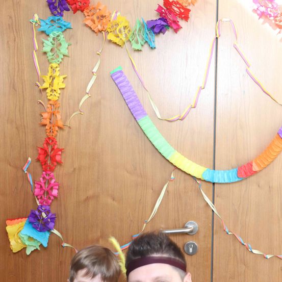 Bild enthält, Flower, Flower Arrangement, Paper, Accessories, Necklace, Adult, Male, Man, Person, Wood