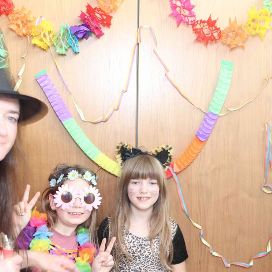 Bild enthält, Hat, Person, Photography, Portrait, Accessories, People, Flower Arrangement, Child, Female, Girl