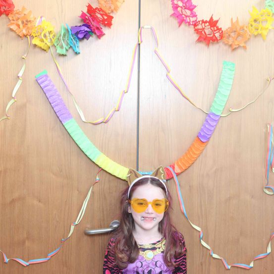 Bild enthält, Flower, Flower Arrangement, Accessories, Person, Portrait, Sunglasses, Child, Female, Girl, Glasses