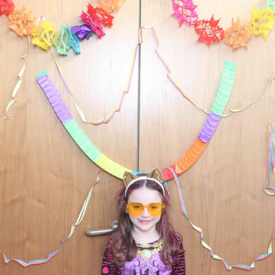 Bild enthält, Flower, Flower Arrangement, Accessories, Sunglasses, Child, Female, Girl, Person, Portrait, Glasses