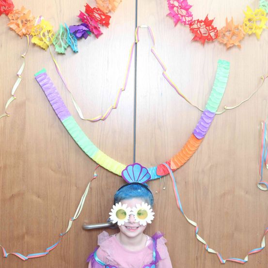 Bild enthält, Flower, Flower Arrangement, Accessories, Person, Necklace, Ornament, Hat, Face, Portrait, Art