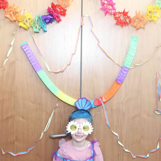 Bild enthält, Flower, Flower Arrangement, Accessories, Person, Necklace, People, Ornament, Face, Hat, Portrait