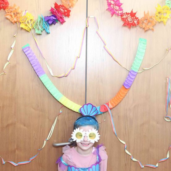 Bild enthält, Flower, Flower Arrangement, Plant, Accessories, Person, Necklace, Face, Art, Handicraft, Ornament