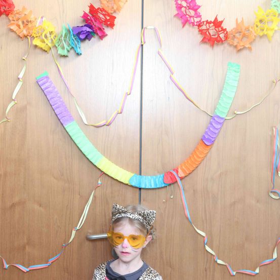 Bild enthält, Flower, Flower Arrangement, Art, Handicraft, Child, Female, Girl, Person, Accessories, Necklace