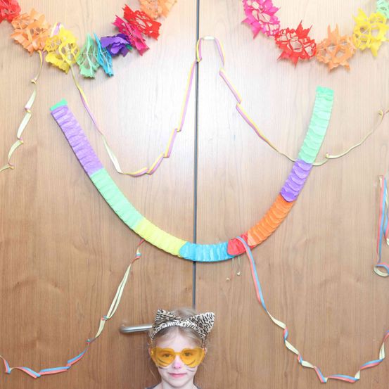 Bild enthält, Flower, Flower Arrangement, Plant, Accessories, Necklace, Art, Handicraft, Person, Face, Ornament