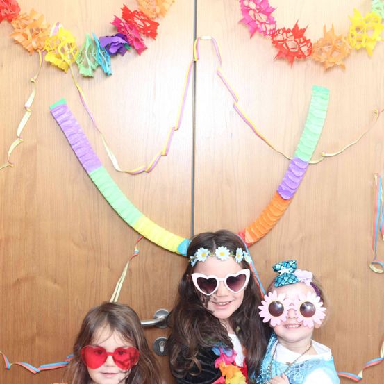 Bild enthält, Accessories, Sunglasses, Flower Arrangement, Glasses, Person, Portrait, People, Child, Female, Girl