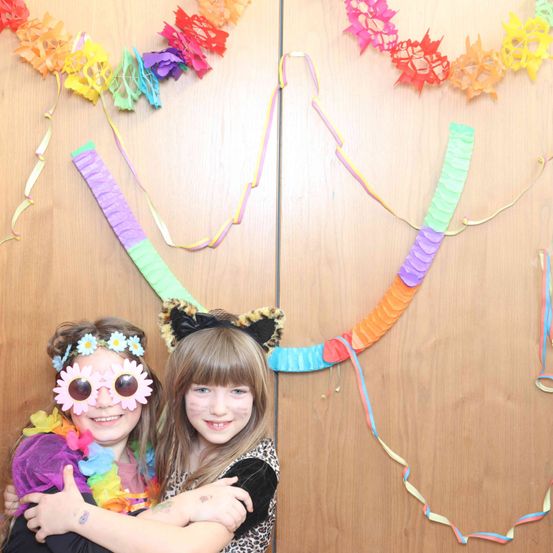Bild enthält, Flower Arrangement, Person, Photography, Portrait, Accessories, People, Costume, Glasses, Boy, Child
