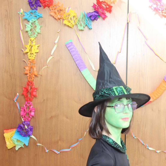 Bild enthält, Hat, Adult, Female, Person, Woman, Glasses, Face, Art, Paper, Purple