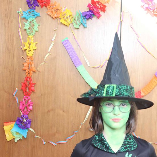 Bild enthält, Clothing, Hat, Adult, Female, Person, Woman, Accessories, Glasses, Face, Portrait