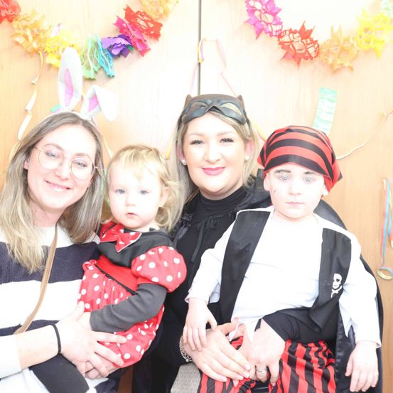 Bild enthält, People, Person, Photography, Portrait, Hat, Adult, Female, Woman, Costume, Baby