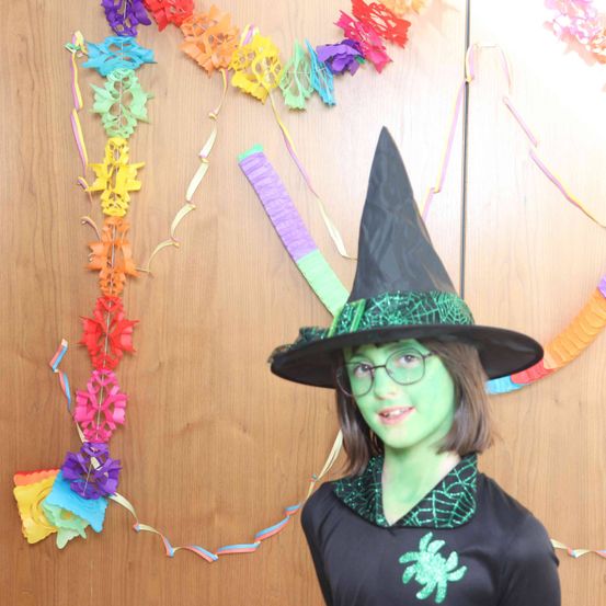 Bild enthält, Hat, Adult, Female, Person, Woman, Purple, Face, Portrait, Glasses, Party Hat